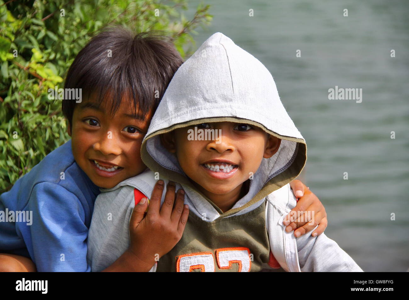 Due bambini balinese sorridente e in posa al Lago Tamblingan, Bali, Indonesia Foto Stock