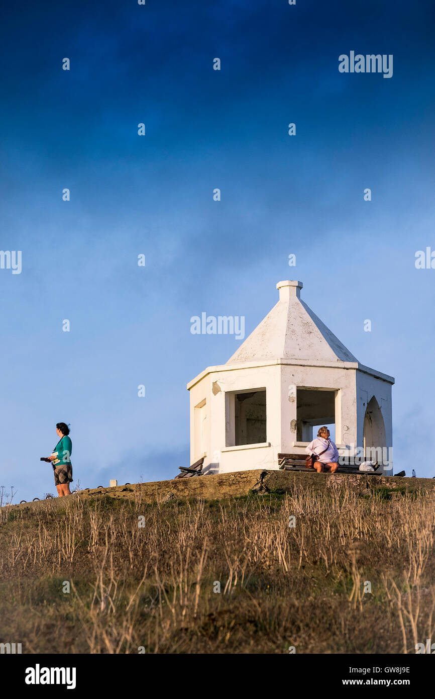 Turisti visitano la Vedetta sulla sommità della testa Towan in Newquay, Cornwall. Foto Stock