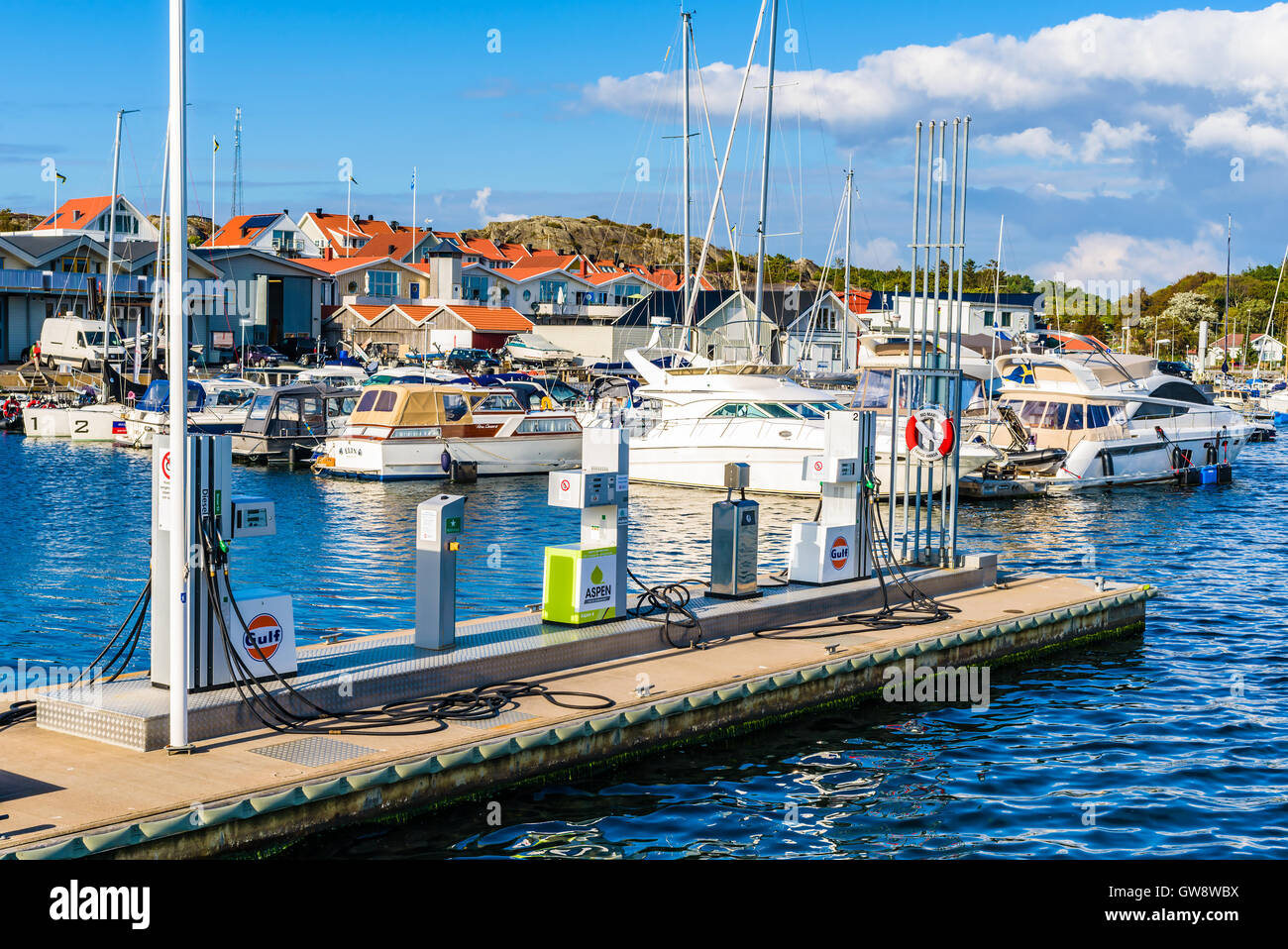 Marstrand, Svezia - 8 Settembre 2016: Marine stazione di rifornimento di carburante nella marina. Un sacco di barche e case in background. Foto Stock