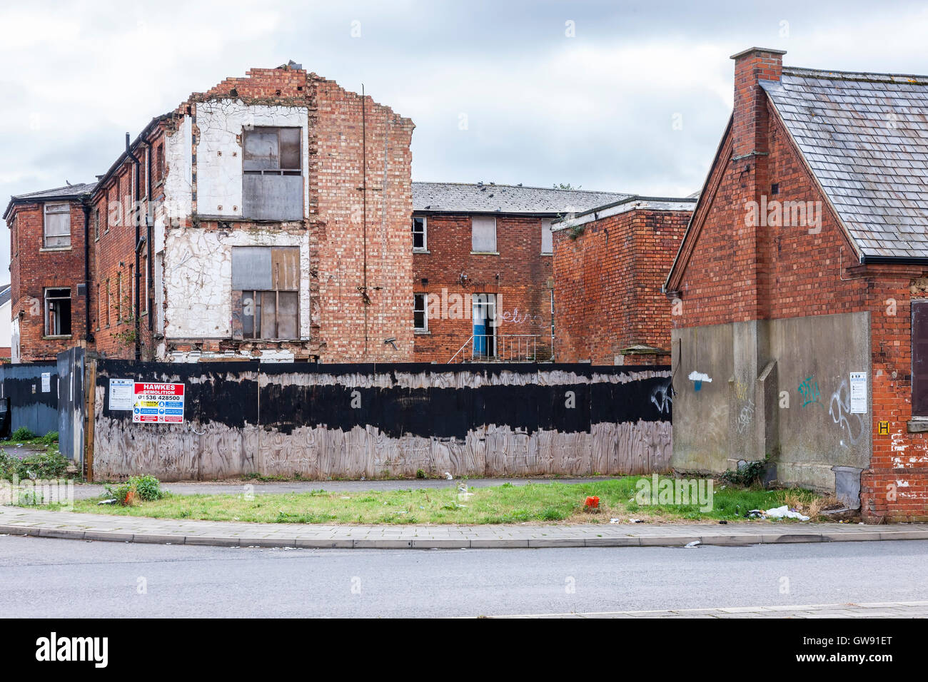 Edmund's Hospital site Northampton essendo demolita e il paese venne ricostruito nel, facciata del vecchio ospedale ha di rimanere. Foto Stock