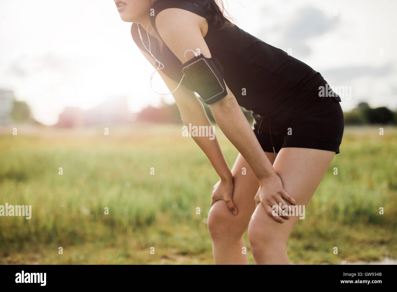 Giovane donna sporgendoti in marcia sportiva. Determinati sport donna che guarda in avanti per eseguire. Foto Stock