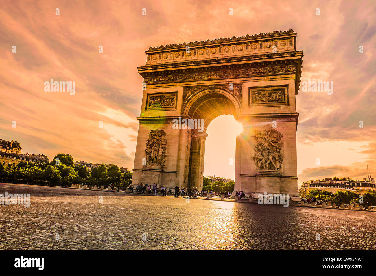 Bel tramonto su Arc de Triomphe a Place de l'Etoile, Parigi, Francia Foto Stock