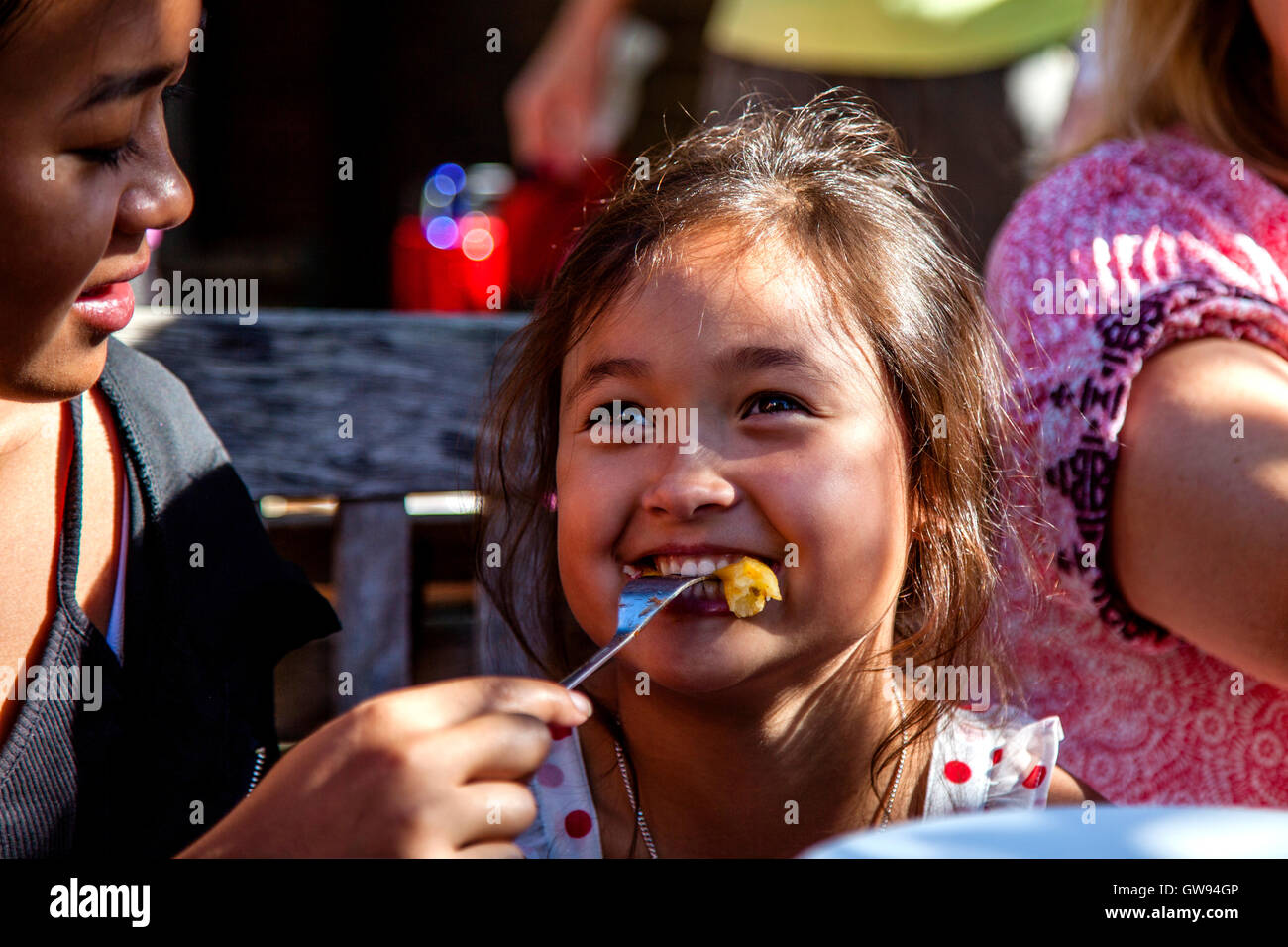 Una bambina di mangiare patatine, Brighton, Sussex, Regno Unito Foto Stock