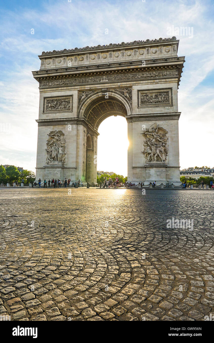 Bel tramonto su Arc de Triomphe a Place de l'Etoile, Parigi, Francia Foto Stock