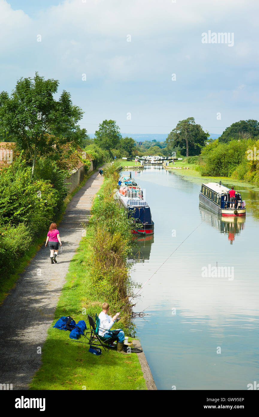 Un pescatore e traino percorso-walker sul Kennet e Avon vicino a Devizes nel WILTSHIRE REGNO UNITO Foto Stock