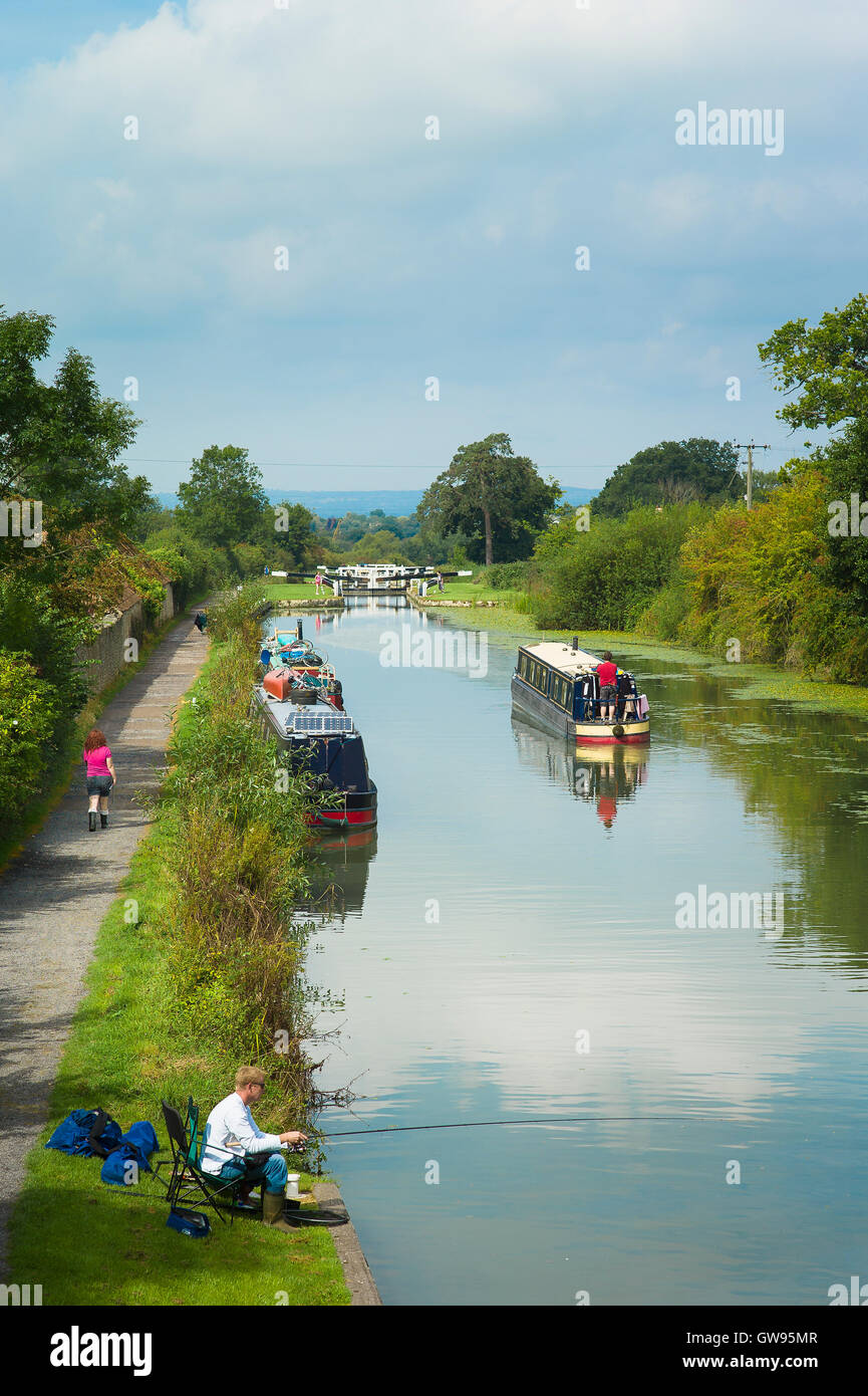 La pesca è uno sport molto diffuso sul Kennet and Avon canal nel WILTSHIRE REGNO UNITO Foto Stock