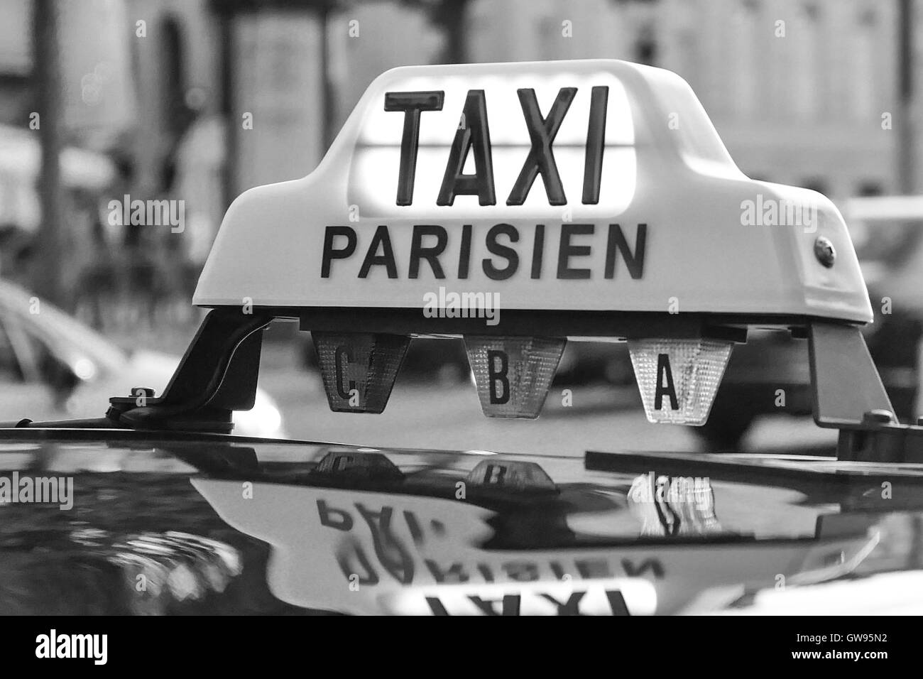 Parigi taxi particolare e Arc de Triomphe in background, Francia Foto Stock