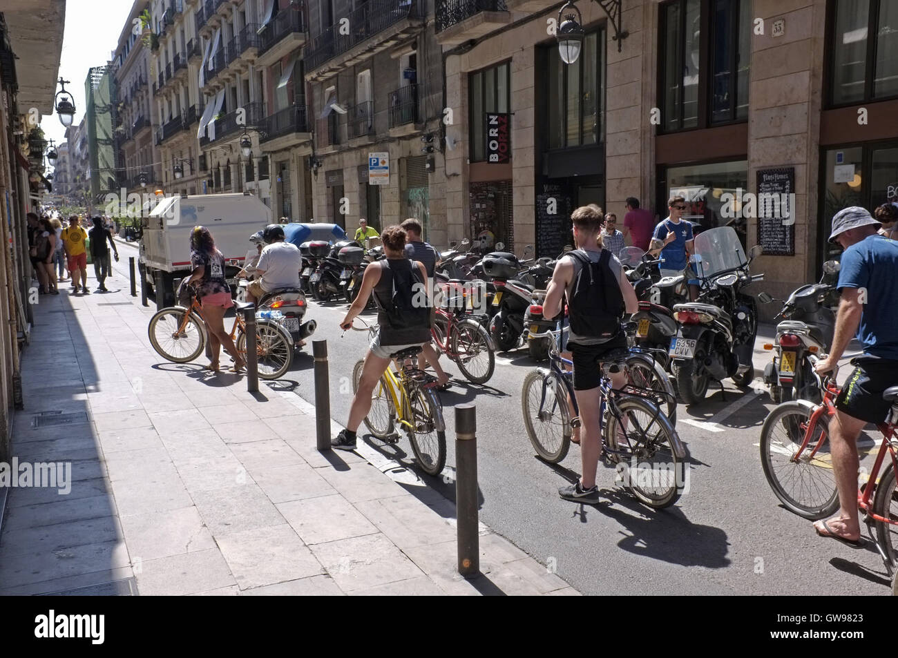 Un gruppo di turisti in bicicletta nei dintorni di Barcellona Foto Stock