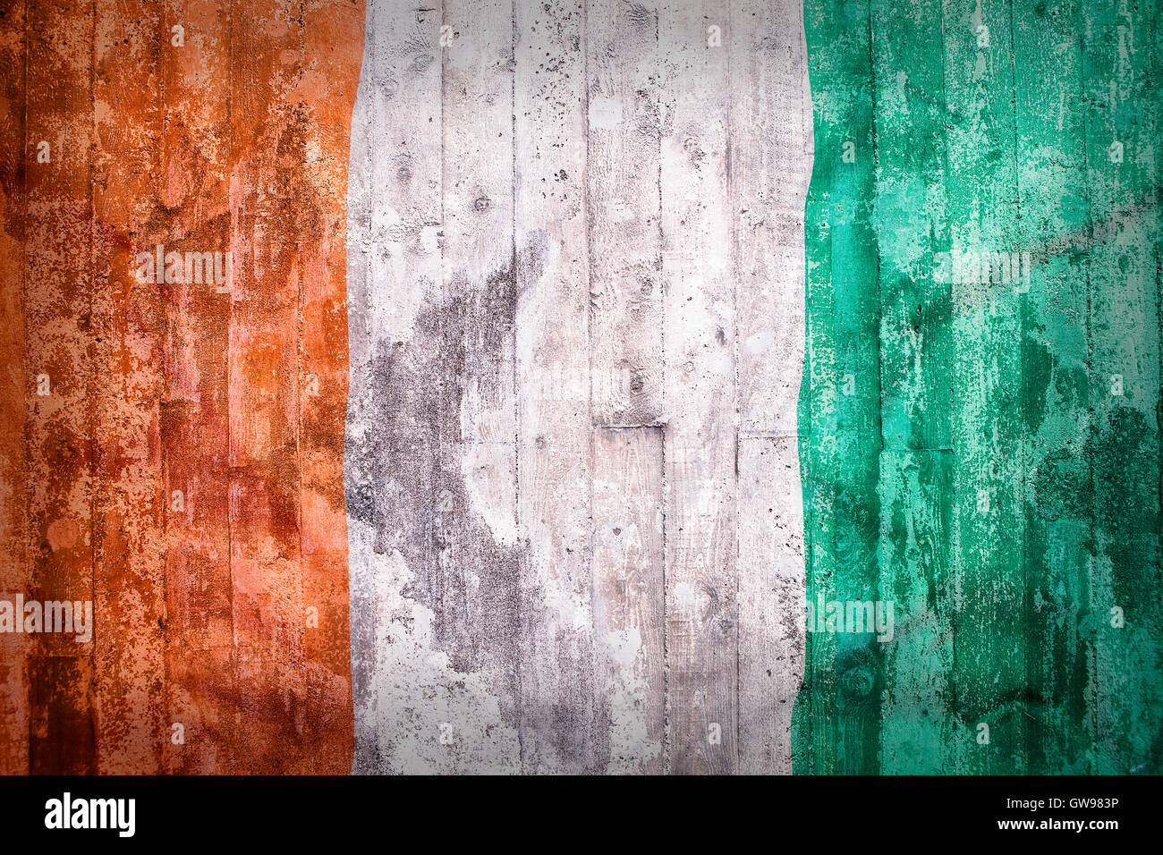 Stile grunge di bandiera della Costa d'Avorio su un muro di mattoni per lo sfondo Foto Stock