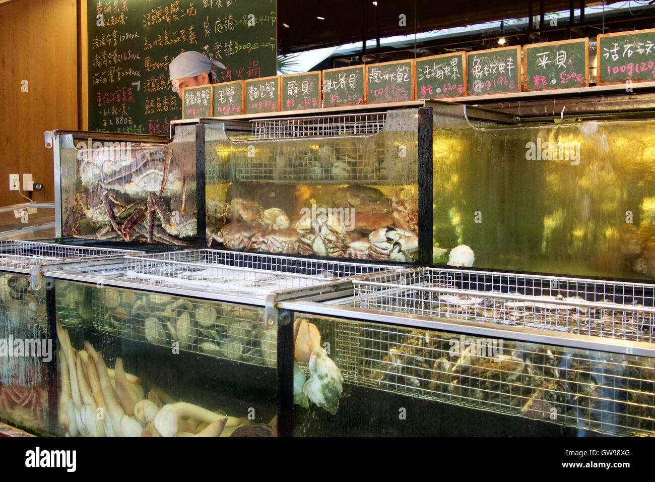 Frutti di mare vivi in serbatoi di pesce in un ristorante di pesce nella città di Taipei Foto Stock