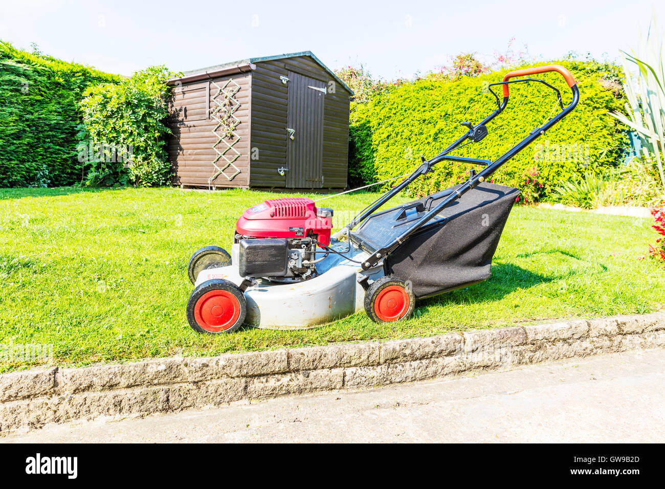 Tosaerba rasaerba macchina tagliaerba giardinieri giardinaggio attrezzo REGNO UNITO Inghilterra GB Foto Stock