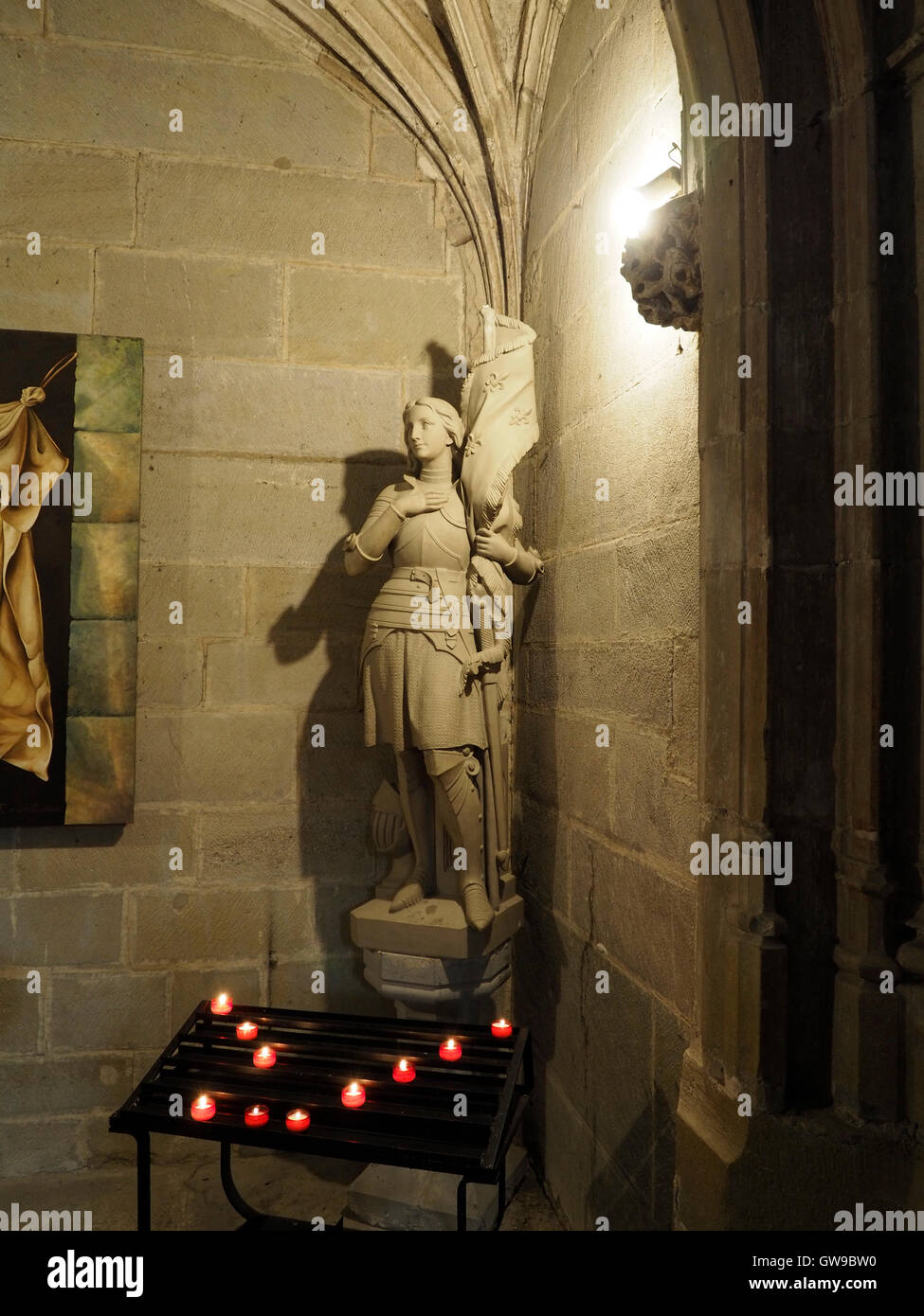 Statua di Jeanne d'Arc nella Basilica de Saint Nazaire a Carcassonne, Languedoc Roussillon, Francia Foto Stock