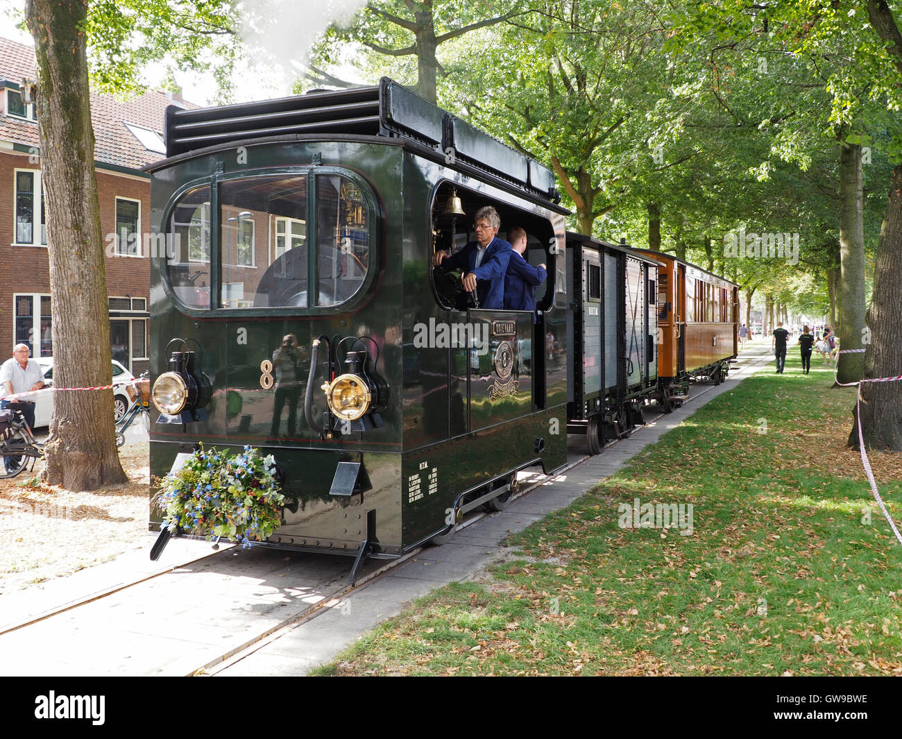 Piccolo antiquariato propulsori a vapore il tram sulla pista in Speelhuislaan a Breda, Paesi Bassi. Il motore è stato fatto a Breda. Foto Stock