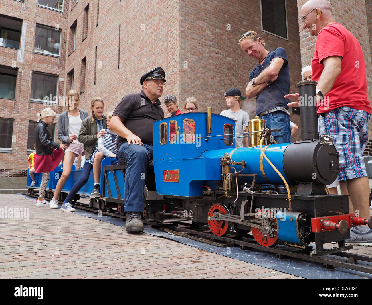 Grande toy train con un vero motore di vapore alimentare. Breda stazione ferroviaria centrale, Paesi Bassi Foto Stock