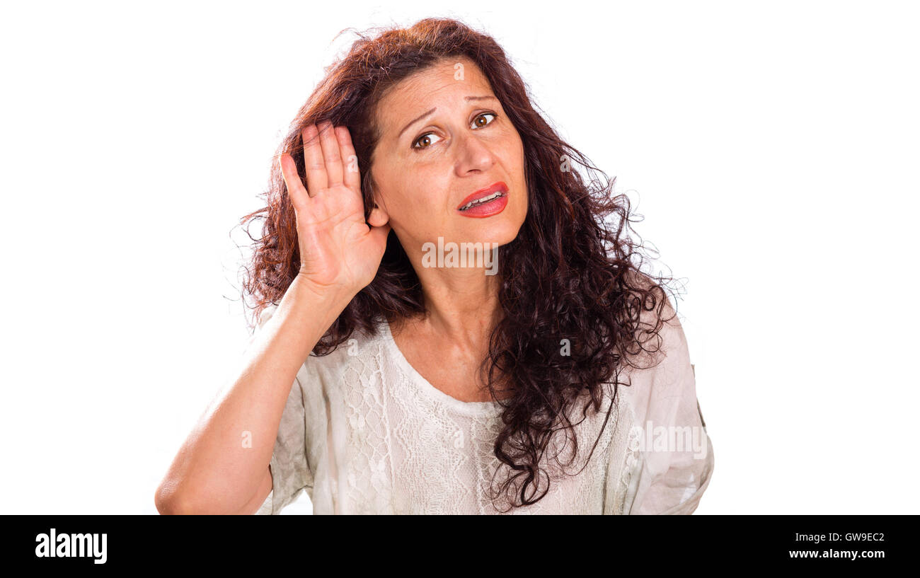 Donna matura con stropicciata pelle invecchiata mettendo mano a sentire a causa di problemi di udito o compromissione su sfondo bianco Foto Stock