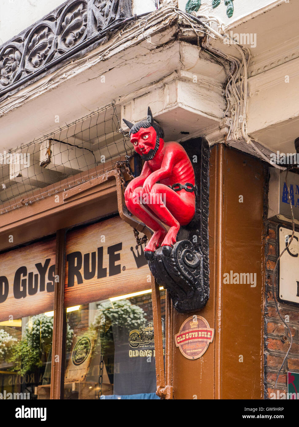Little Red Devil al di fuori di un ex della stampante nel negozio di Stonegate, una delle più antiche strade di York, nello Yorkshire, Inghilterra. Foto Stock