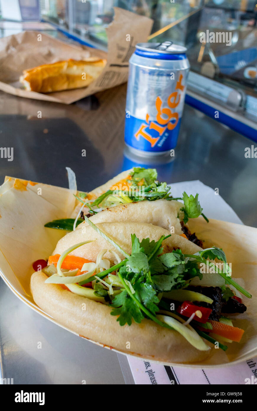 Copenhagen, Danimarca, Close Up, Street Food, pollo Thai al vapore Bun Sandwich nel mercato alimentare di « Torvfhallerne, banco pranzo Foto Stock