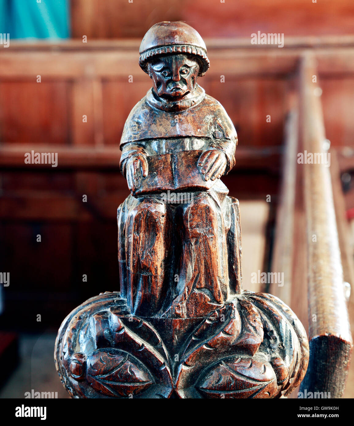 Medieval xv secolo fine da banco, Cley accanto al mare, Norfolk, uomo libro di lettura con espressione triste, sculture in legno sculture, REGNO UNITO Foto Stock