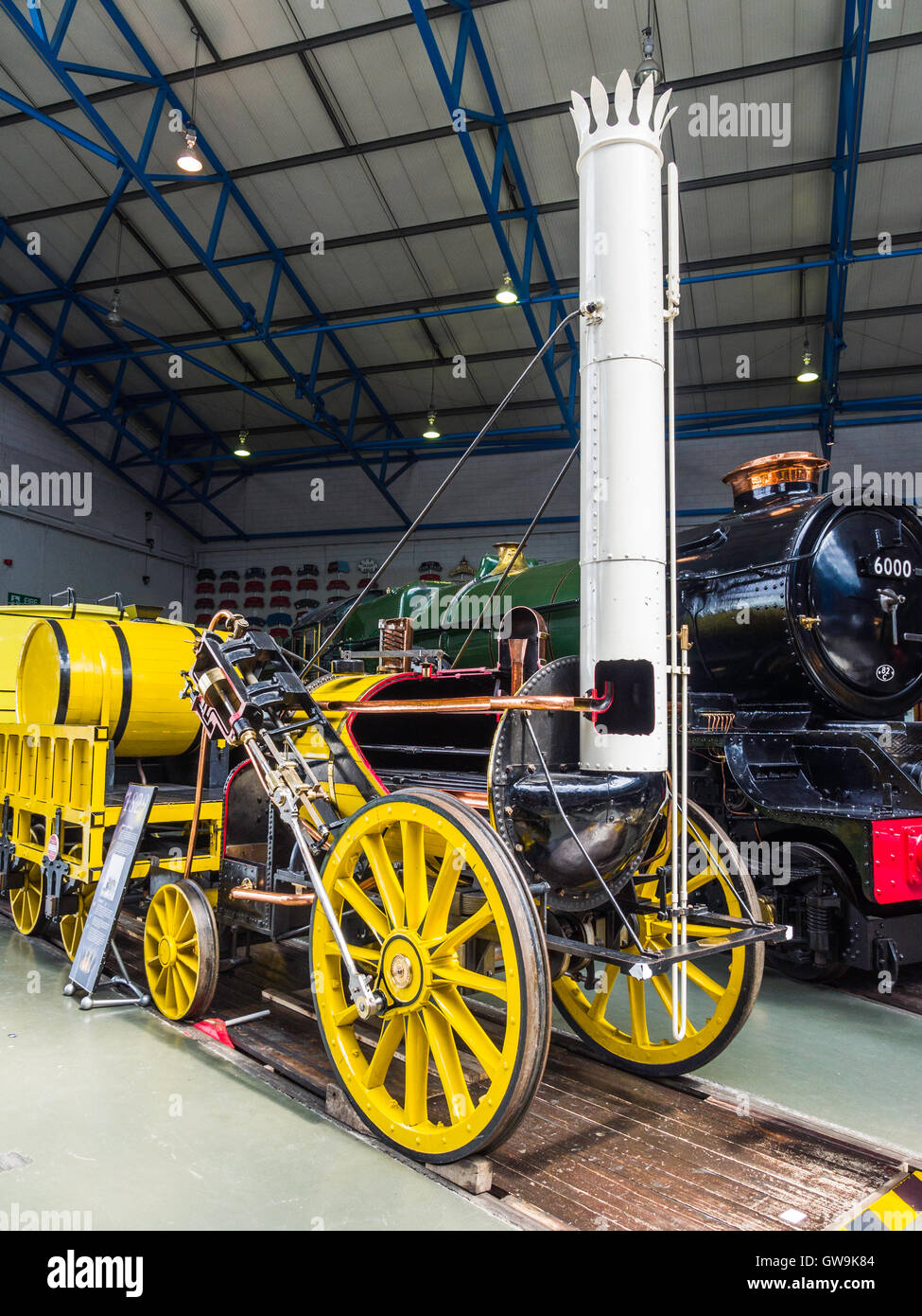 Una replica funzionante di Stephenson 'Rocket' (1829) 0-2-2, locomotiva a vapore, visto al National Railway Museum, York, Inghilterra. Foto Stock