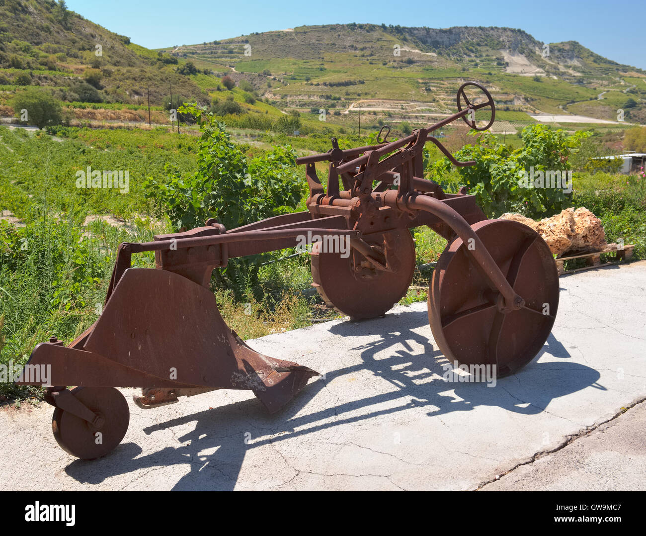 Omodos, Cipro, Cantina Ktima Gerolemo Cantina e Vigneti nei Monti Troodos, vecchi aratri del sottosuolo Foto Stock