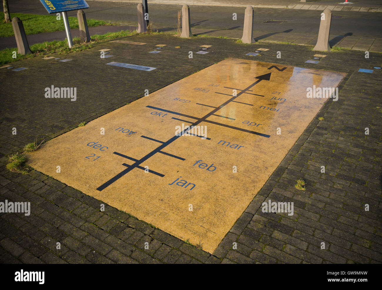 Calendario solare sulla strada in Heerhugowaard, Paesi Bassi Foto Stock