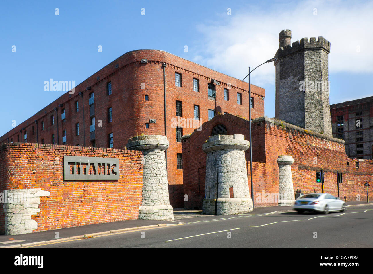 Hotel a tema RMS Titanic in un magazzino portuale convertito, situato a Bramley Moor Dock, Liverpool, parte della ricostruzione e dello sviluppo previsto per il sito Patrimonio Mondiale a Merseyside, Regno Unito Foto Stock