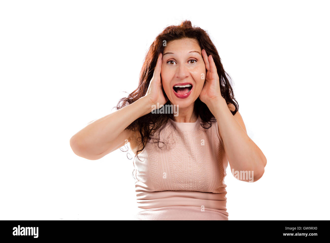 Ritratto di felice donna matura guardando perplesso e sorpreso con la bocca aperta come ella è urlando mentre le mani sono tenendo la testa, isolati su sfondo bianco. Foto Stock