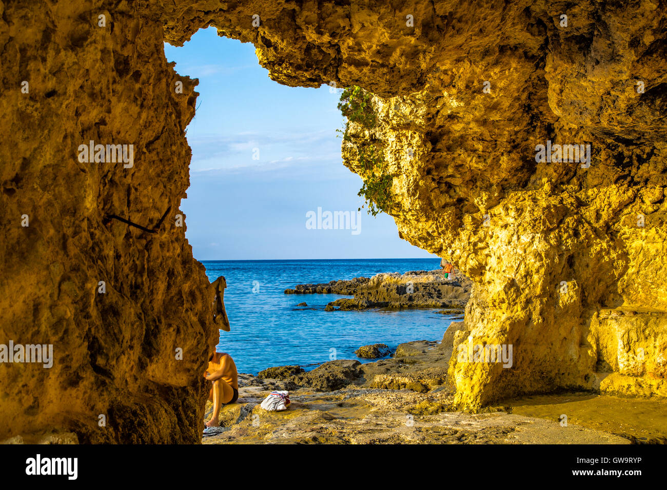 Caletta rocciosa sulle spiagge della costa adriatica in Puglia, Italia Foto Stock