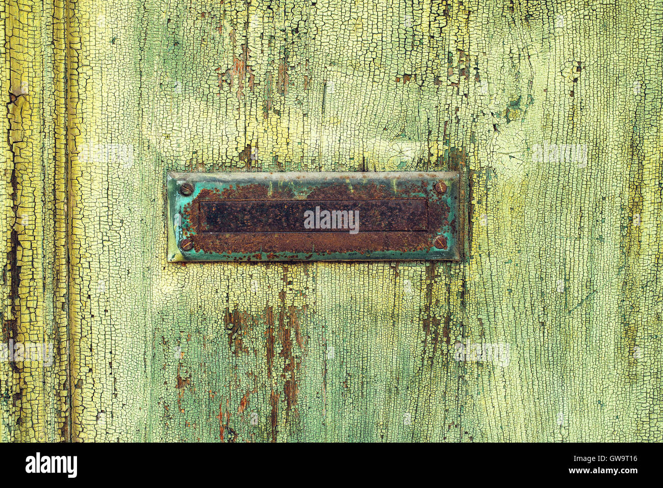 Vintage letterbox su porta di legno, obsoleto ruvida texture di legno Foto Stock
