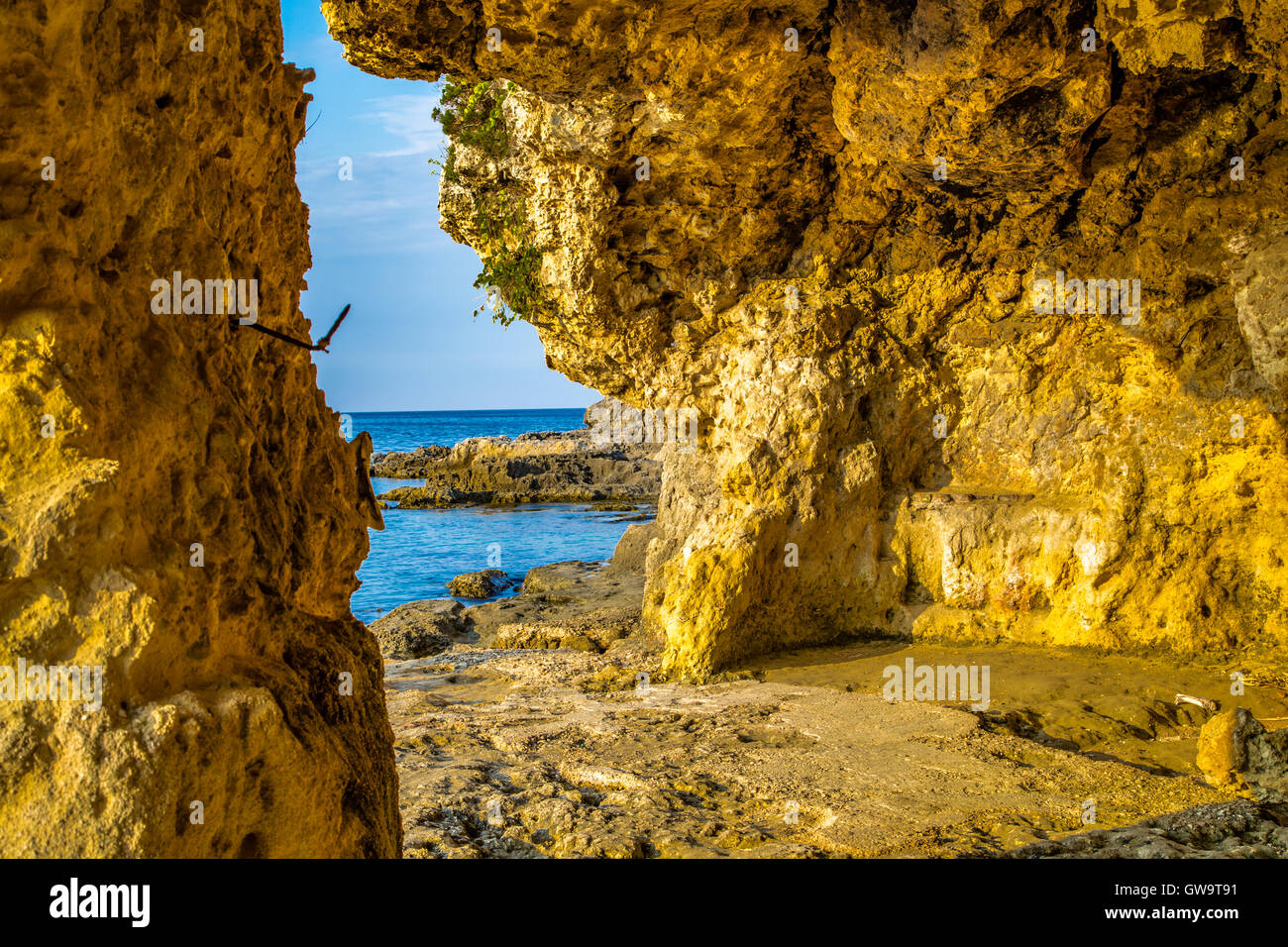 Caletta rocciosa sulle spiagge della costa adriatica in Puglia, Italia Foto Stock
