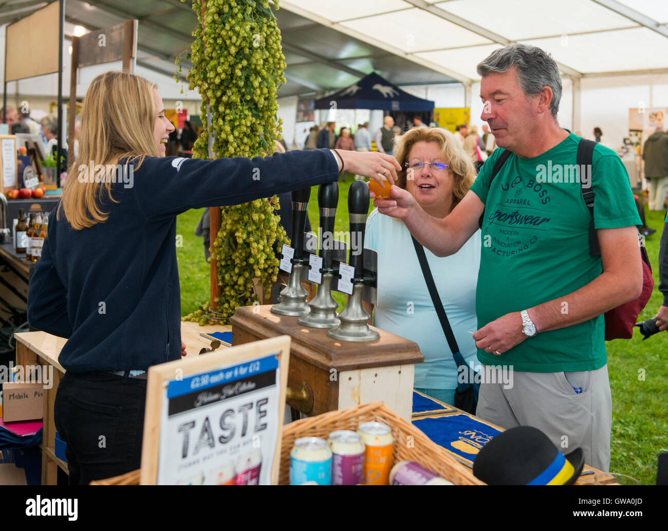 I clienti di campionamento birreria Hobsons birra a Ludlow Food Festival, Shropshire, Inghilterra, Regno Unito Foto Stock