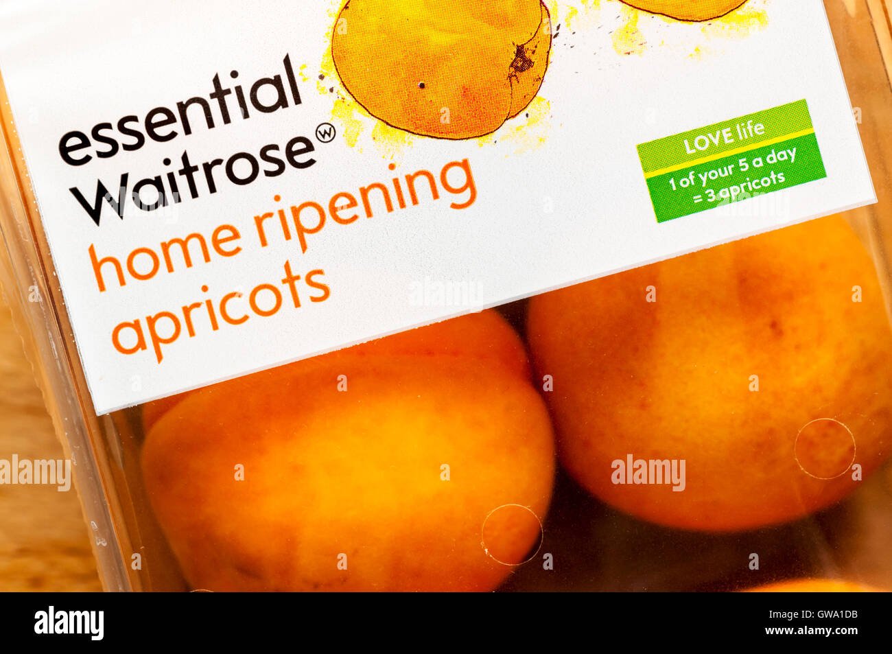 Un pacchetto di Waitose home la maturazione delle albicocche. Foto Stock