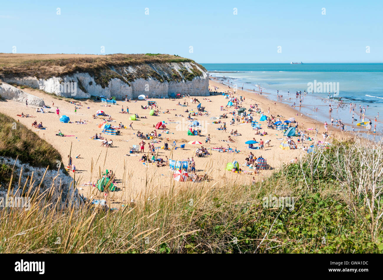 Affollata spiaggia su una calda giornata di sole a Botany Bay a nord Foreland nel Kent. Foto Stock
