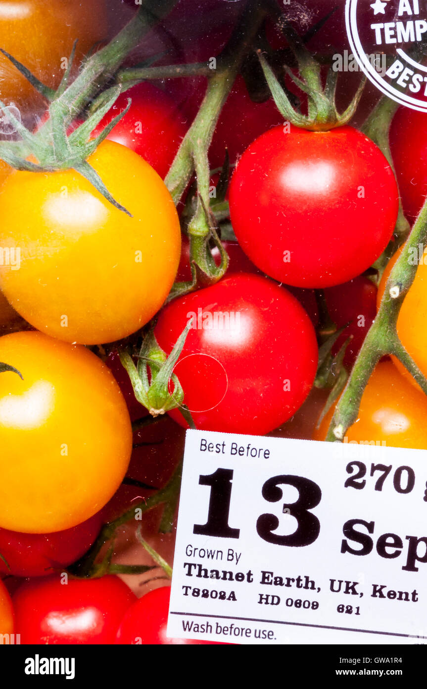 Etichetta sul pacchetto di Vittoria rosso ciliegia pomodori a grappolo e giallo di pomodori ciliegini, cresciuto a Thanet Earth. Foto Stock