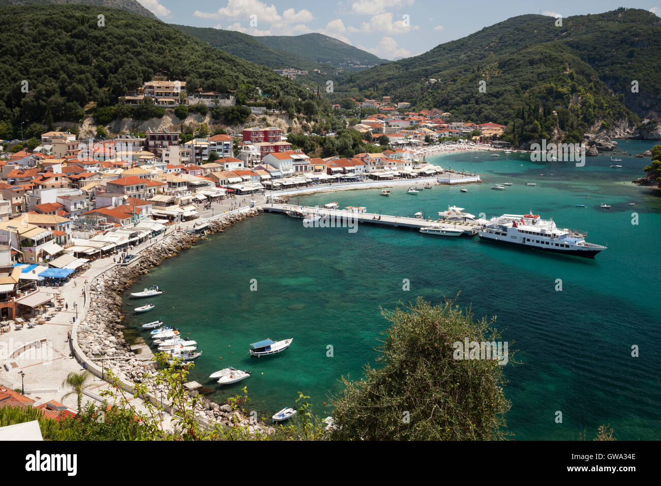 Vista della città di Parga e del porto dalla vecchia caslte collinare, Grecia Foto Stock