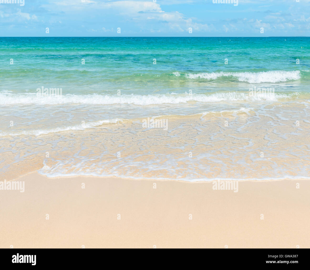 Il mare azzurro chiaro e una spiaggia sabbiosa, concetto di vacanza Foto Stock
