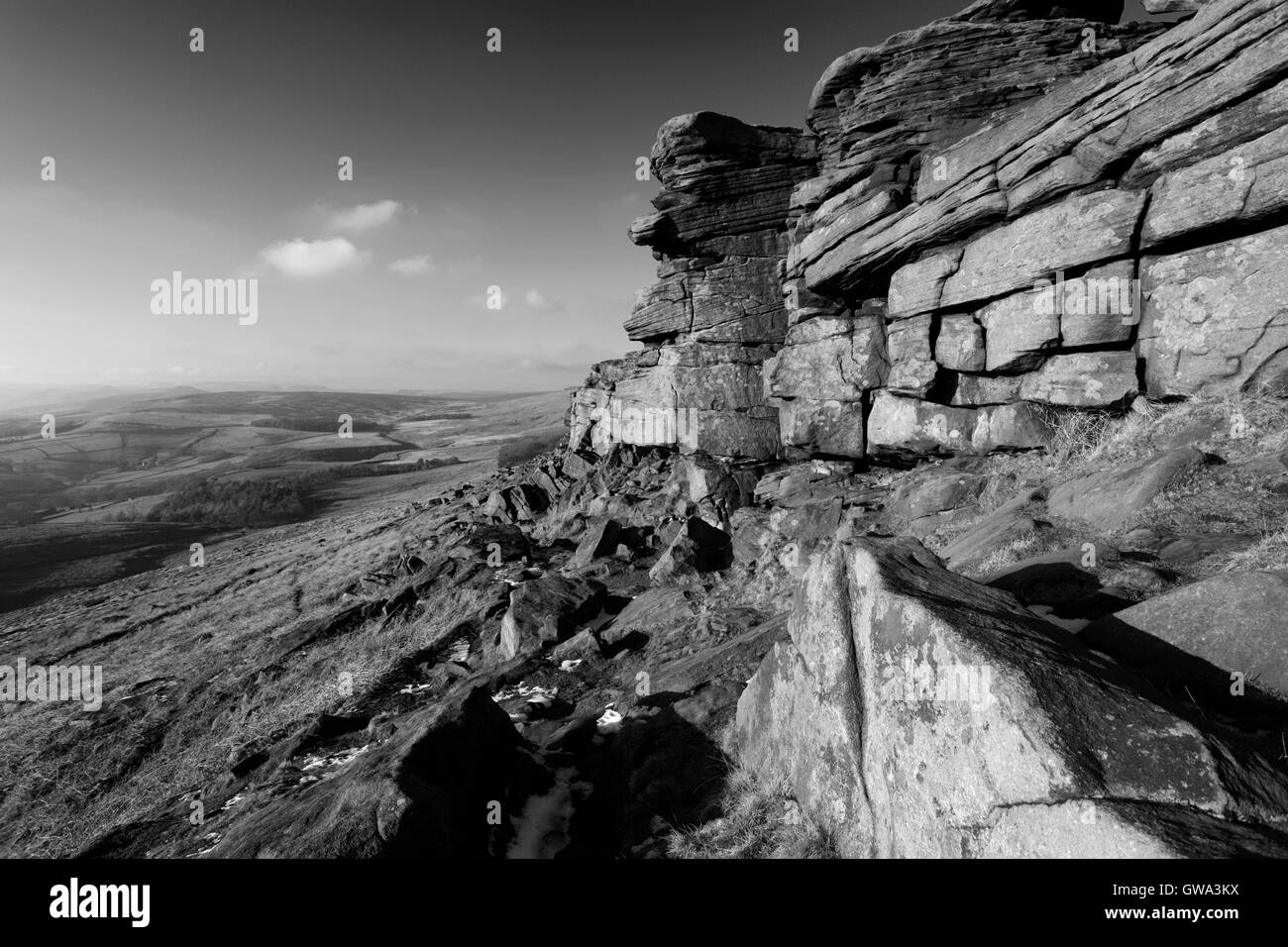 La molla del paesaggio negli Gritstone formazioni rocciose, Stanage Edge, Derbyshire County; Parco Nazionale di Peak District; Inghilterra; Regno Unito Foto Stock
