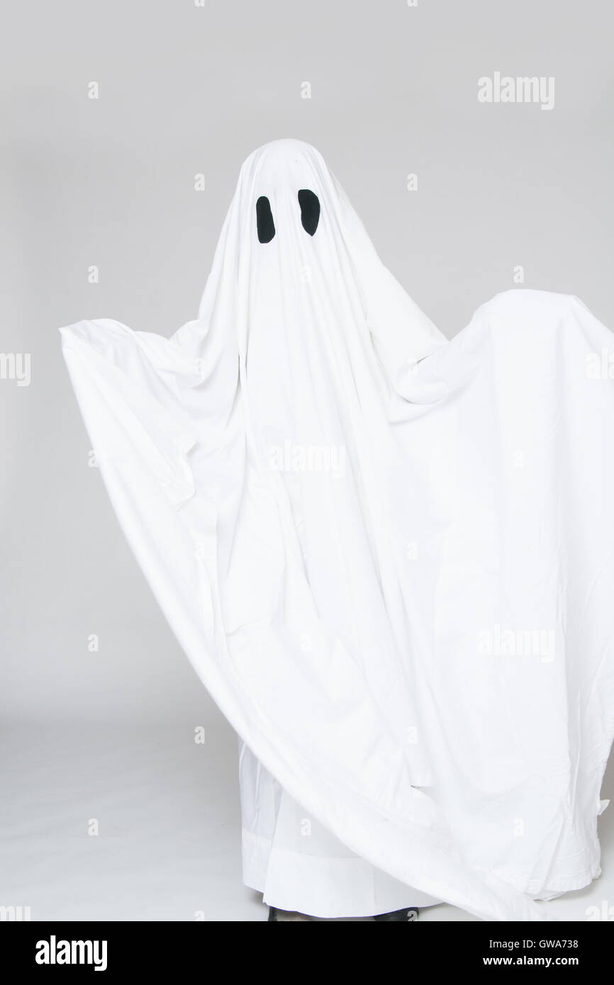 Bambino in un fantasma di halloween costume Foto Stock