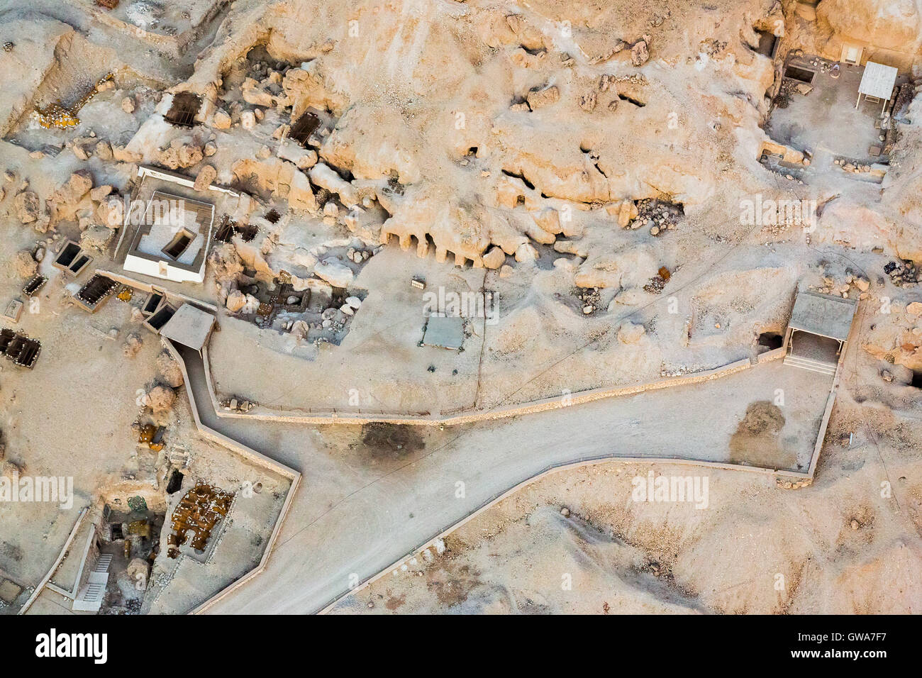 Egitto Luxor, vista da un ballon : le tombe di Roy e Shuroy Nubkheperre Intef (con la sua piramide ricostruita). Foto Stock