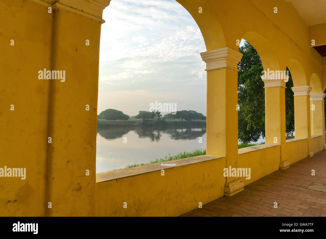 Archi di colore giallo e il fiume Magdalena in coloniale storico Mompox, Colombia Foto Stock