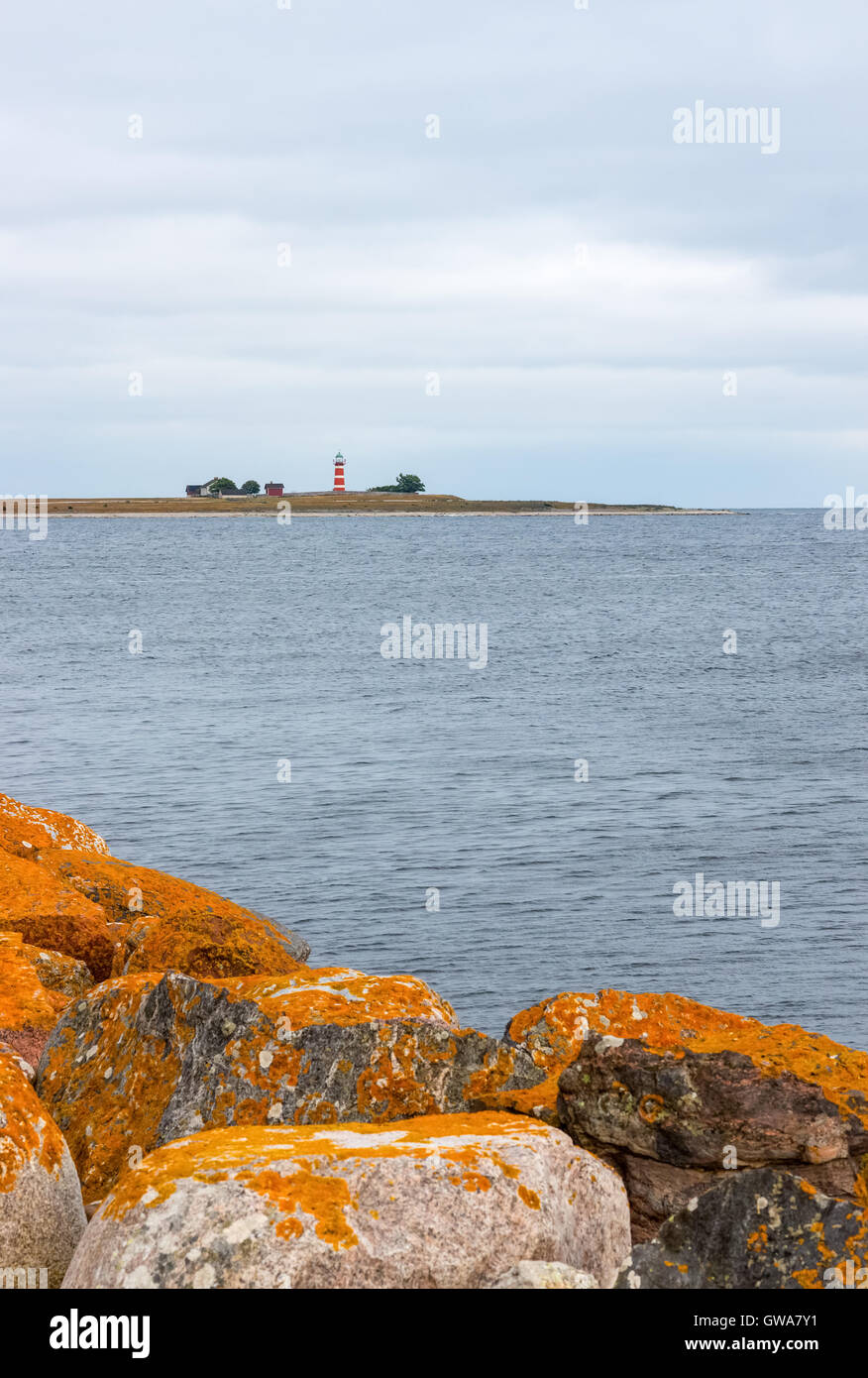 Pietre di Colore Arancione sulla costa dell'isola di Gotland, Svezia Foto Stock