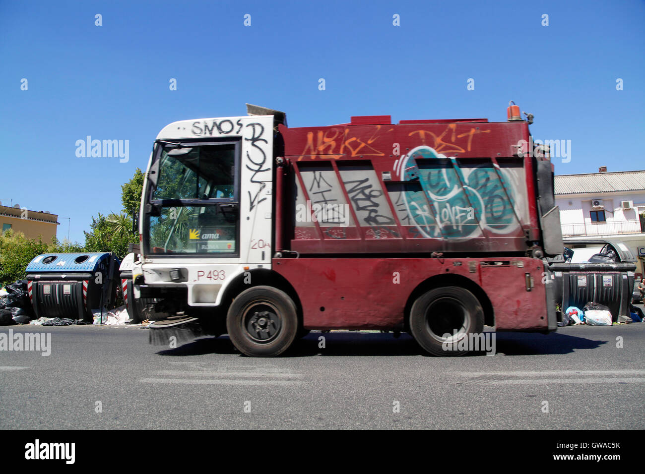 Un Ama di rifiuti domestici rigidi non riscossi dalla spazzatura in una strada di Roma, Italia Foto Stock