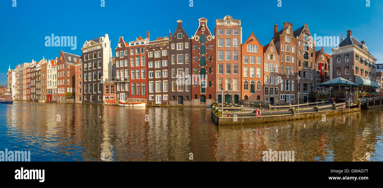 La danza di case a canale di Amsterdam Damrak, Holland, Paesi Bassi. Foto Stock