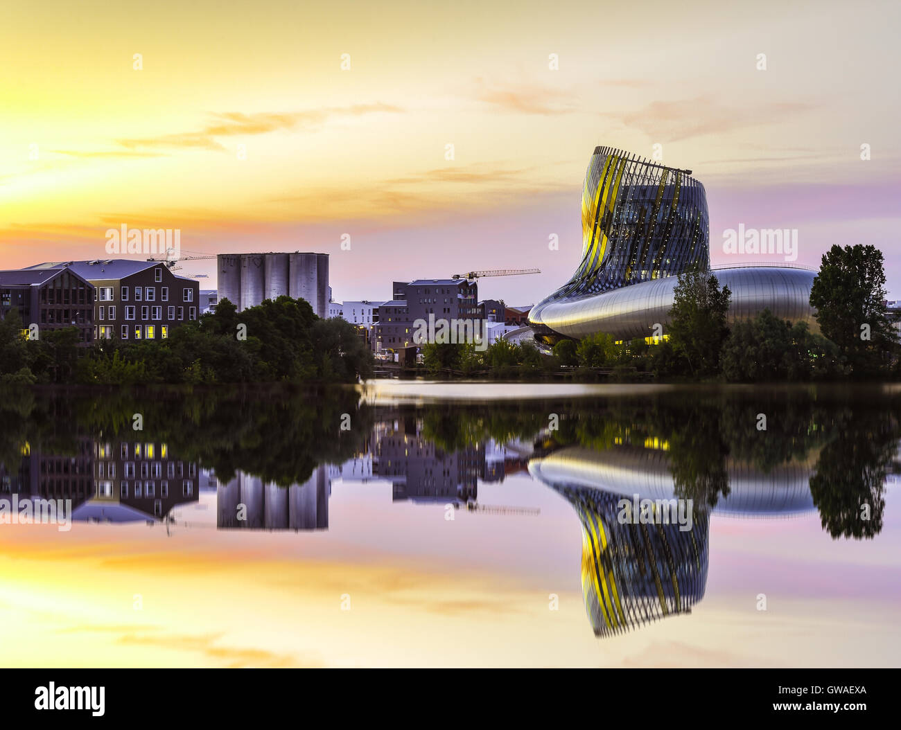 La cite du vin è il museo del vino di Bordeaux vicino al fiume Garonne. Bordeaux Aquitania. La Francia. Foto Stock