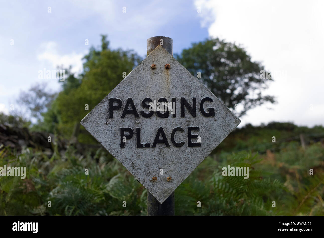 Passando place road sign in il Lake District inglese Foto Stock