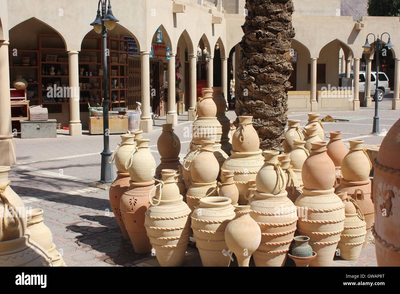 Un tipico souvenir shop in Nizwa City, Oman, vicino al famoso castello. Molti vasi in terracotta di diverse dimensioni e colori, po Foto Stock