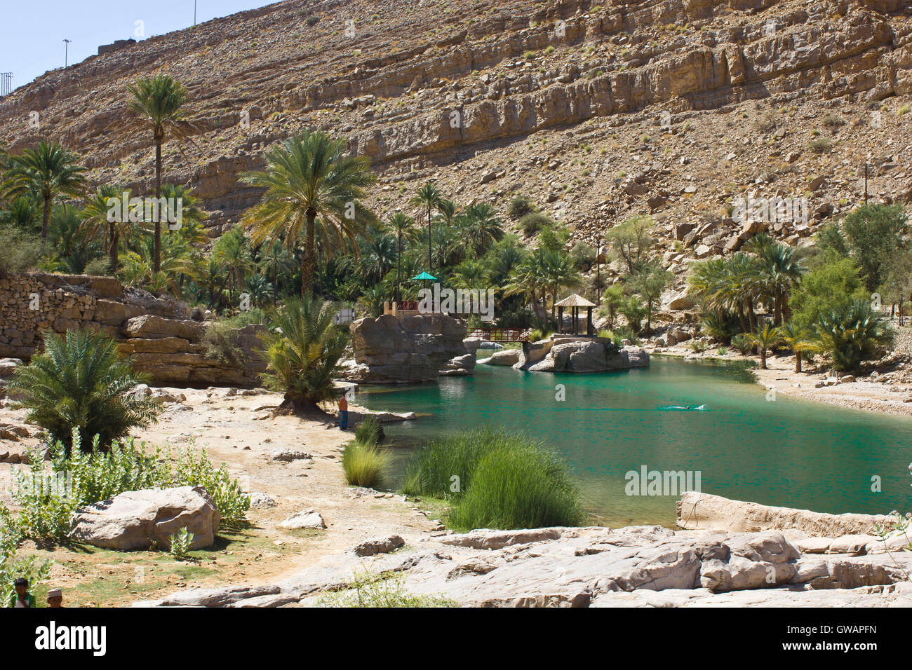 Moqul grotta nel Wadi Bani Khalid, un'oasi in Oman il paesaggio del deserto. Foto Stock
