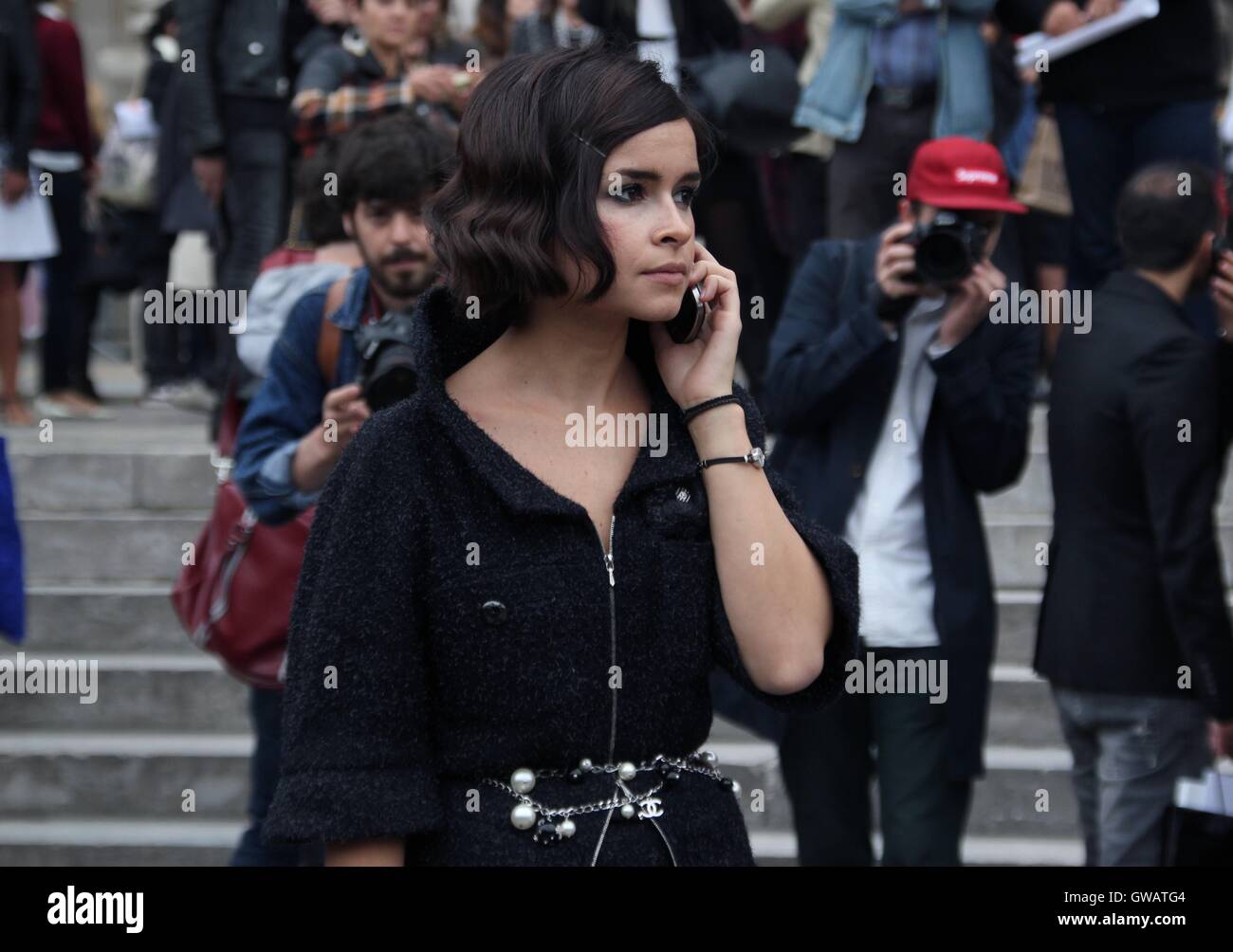 Miroslava Duma sul telefono alla settimana della moda di Parigi visualizza Foto Stock