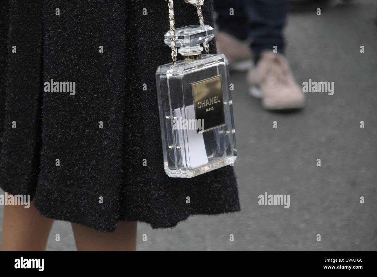 Miroslava Duma sul telefono alla settimana della moda di Parigi visualizza Foto Stock