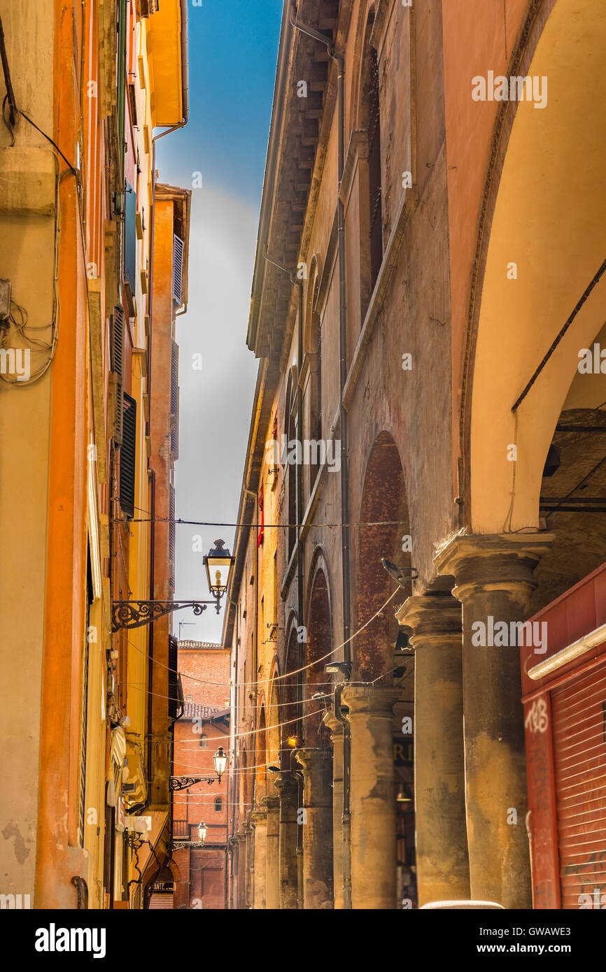 Le strade e gli edifici del centro storico di bologna, Italia Foto Stock